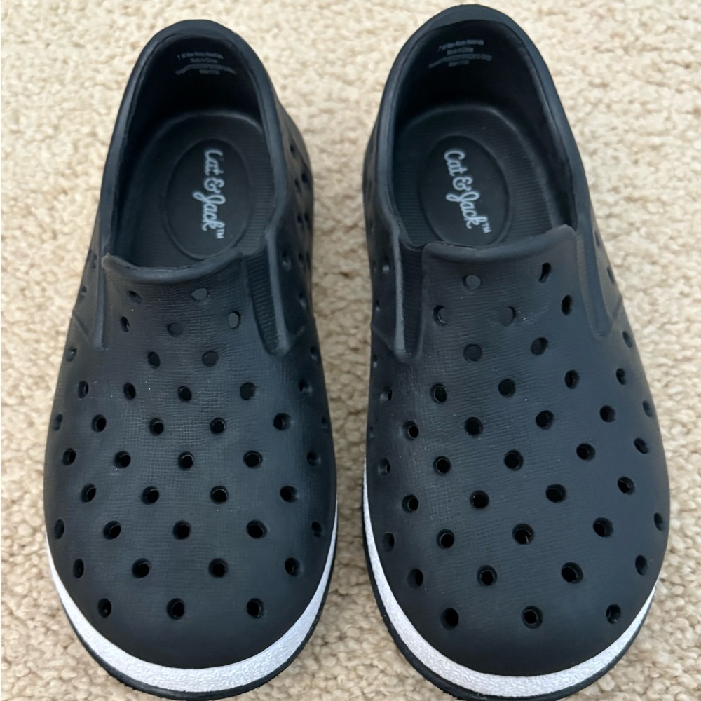 EUC Sz 7 Cat & Jack Kids Black Slip-on Shoes
